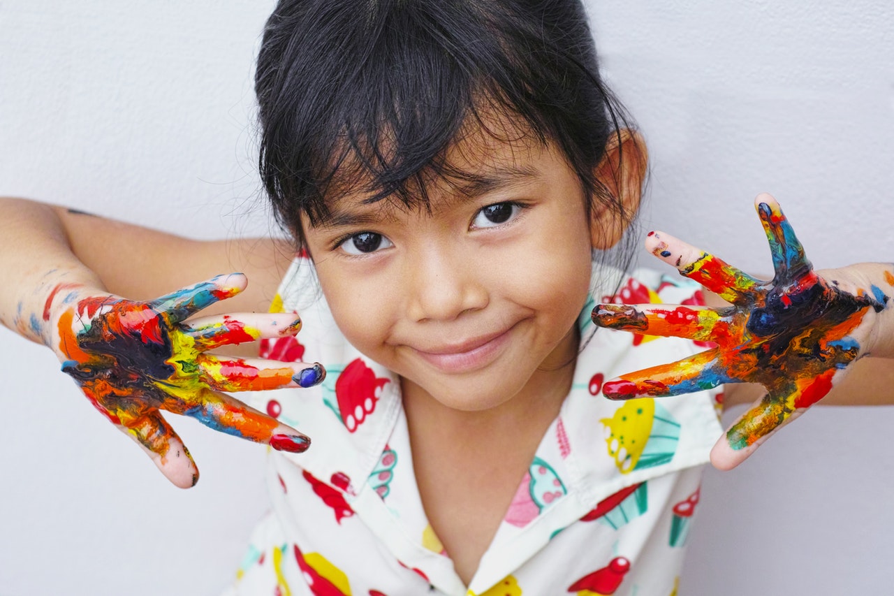 N pas. Child with painted hands. Pablo Ninos m.